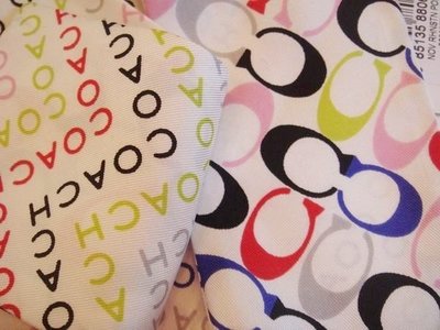 全新美國品牌 COACH 白底經典多色彩 LOGO 雙面長條型絲巾領巾，低價起標無底價！本商品免運費！