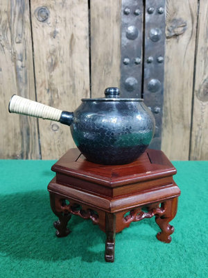 老銅鎏銀橫手茶壺，銀川堂制，有年代痕跡，保存完好。