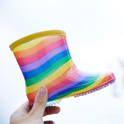 現貨熱銷-彩虹兒童水鞋玩水沙男女童雨靴水晶果凍彩虹兒童雨鞋防滑
