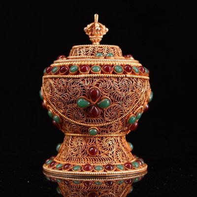 特賣-尼泊爾寺院收老藏銀純手工打造鑲嵌寶石掐絲舍利罐     內裝有佛教無上金剛舍利子    重318克
