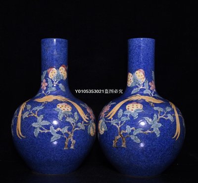 明宣德雪花藍五彩花鳥紋天球瓶一對，高36.8×24公分R10800-3874