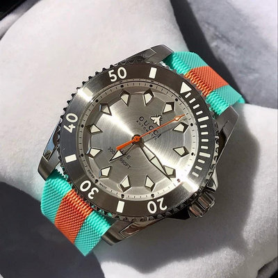 GUCCI Dive 銀色錶盤 橘色配綠色橡膠錶帶 男士 自動機械錶 YA136351 潛水錶 中性錶