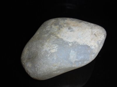 鈣化皮呈現 白玉髓 海洗石 質地還不錯 東海岸玉石 花東玉石