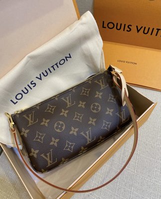 Bolsa Louis Vuitton, calça jeans rasgada e salto