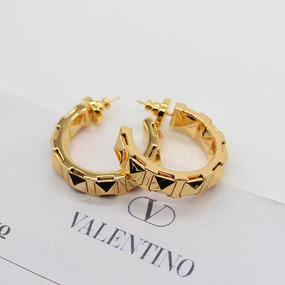 Valentino范倫鐵諾VLOGO SIGNATURE金色鉚釘字母半圈耳環 代購