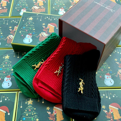 （3雙裝）【高級潮襪】YSL聖羅蘭秋冬新款經典金色logo扣飾復古立體毛絨麻花紋中筒襪聖誕禮盒。 麻花立體浮雕柔柔軟軟的質地，溫柔精美的麻花和舒適少女感滿滿～