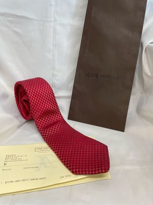 國際精品當舖 LV 提花真絲領帶 型式： M73586 紅色 這款領帶以迷你圖案重新演繹路易威登經典Damier圖案