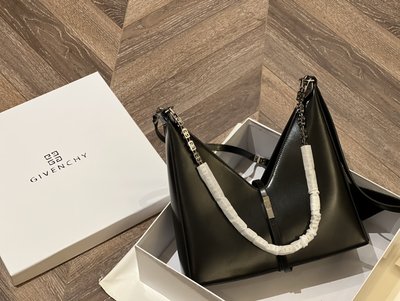 免運【一品香包】Givenchy全新推出V形Cut Out 手袋 牛皮搭配鑄銅4G五金鏈條