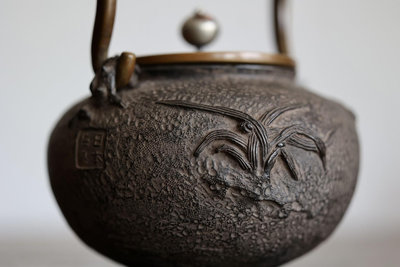 梅泉-龜文堂 日本老鐵壺 日本名家鐵壺！白肌 | 蘭月山水紋462