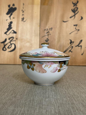 日本豪雅保谷謹制彩繪描金銀杏葉蓋碗杯，杯口、蓋口均寬邊描金，
