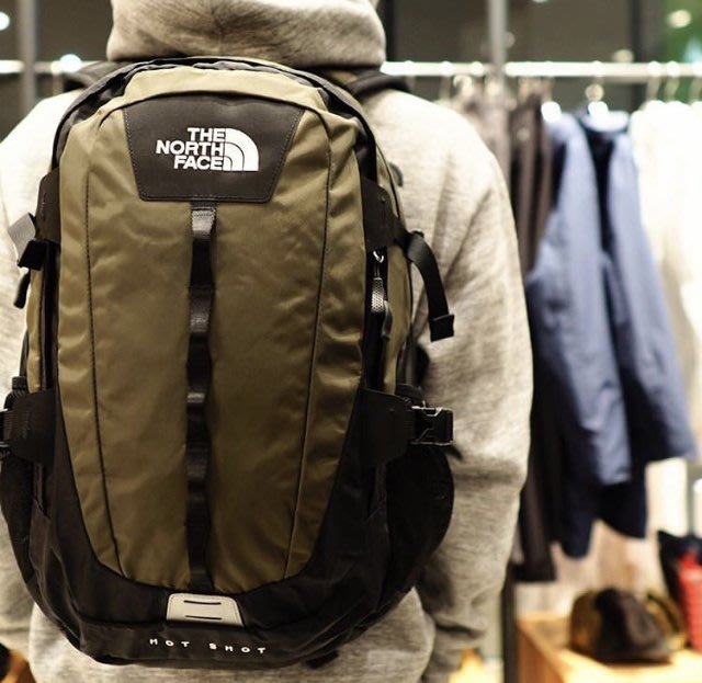 嚴選代購the North Face Tnf Hot Shot 後背包迷彩軍綠黑包supreme 日版 Yahoo奇摩拍賣