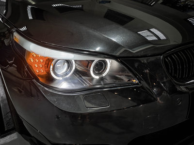 《※台灣之光※》全新BMW E60 類F10款 04 05 06年 LED方向燈黑底白光圈魚眼投射HID大燈組 現貨