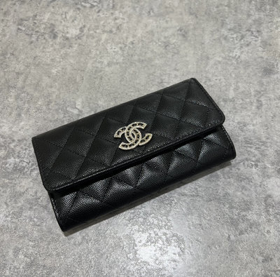 Chanel 中夾 黑色 荔枝皮 金屬鎖鏈logo《精品女王全新&amp;二手》
