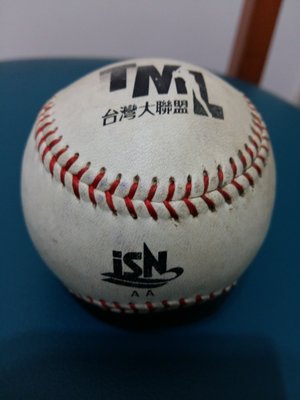 亞洲巨砲呂明賜簽名球一顆，簽於 台灣職棒大聯盟元年實戰比賽用球