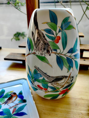日本香蘭社，稀有肥雀花鳥花瓶和瓷板畫～栩栩如生的圖案，有作者
