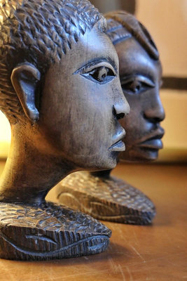 中古非洲手工木雕人物一對，完好，正常歲月痕跡，品相如圖，高1