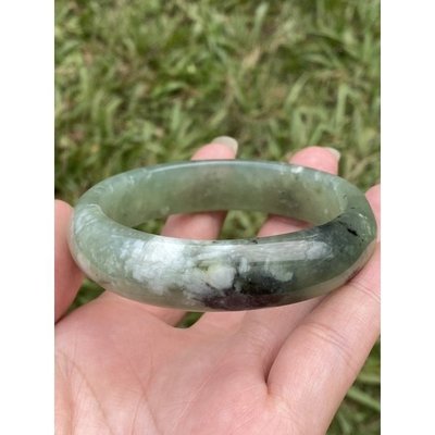 ��57.8mm 高冰菠菜綠飄雪花 花玉手鐲��Natural Serpentine jade Xiu yu ja~隨意飾品