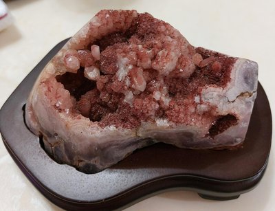 臻品水晶~稀有的天然巴西桌上型異象紅色晶體晶洞（含特製座）
