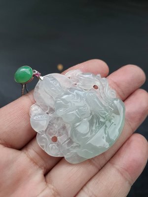 [愛玉冰]A貨緬甸產天然翡翠-----玻璃種早期雕工觀音菩薩墜