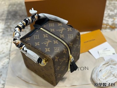 Louis Vuitton M23059 New Square Bag