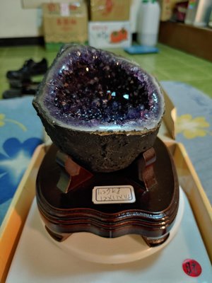 ..很美的Q版小座桌上型烏拉圭 甕型 紫水晶聚寶盆..非常難得可愛小晶洞..便宜賣..一律免運費..