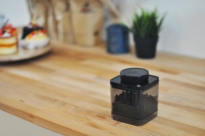 【沐湛咖啡】ANKOMN Turn-N-Seal真空保鮮盒 0.6L(透明黑)密封罐 保鮮罐 咖啡儲豆罐
