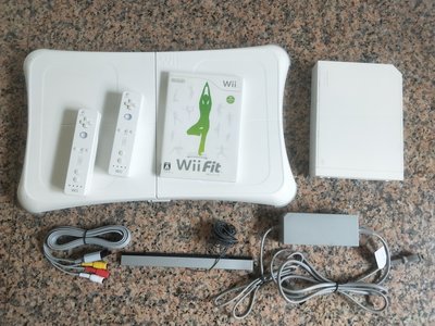 {挑戰全國最便宜}Wii 主機+Fit平衡板+原版遊戲片+手把*2+基本線材(照片中所示/比月光寶盒划算)