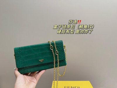 【King女王代購】 FENDI 芬迪 新款盒子鏈條包 鱷魚紋 單肩斜跨女包 尺寸20.10