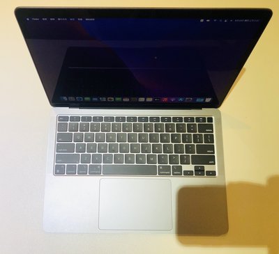 台中 2020年 MacBook Air 13吋 M1 8G 512G 太空灰 灰色 英文鍵盤 蘋果電腦 35次 有傷