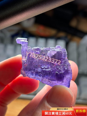 礦物晶體。礦標。一顆溶蝕結構超贊的紫螢石。溶蝕成了小晶洞。完 古玩 收藏品 雅器擺件【中華典藏】6053