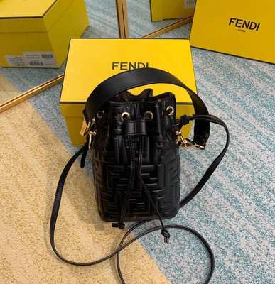 新品 美國正品代購  FENDI 2022新款限定Mon Tresor mini 牛皮手提水桶斜跨包- 可開發票