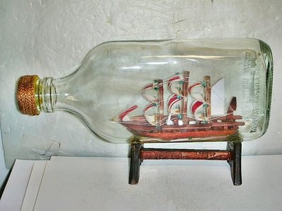 aaL皮商.已稍有年代菲律賓製長約20公分玻璃瓶中船擺飾!!--附一木質架子值得擁有!/黑箱3/-P