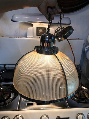 (有數盞 網上為單盞售價)    台灣     早期吊燈 掛燈 工業燈 老燈    燈罩為壓克力    燈底部直徑約36公分 高約31公分    二手老件 有使