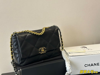 【二手包包】全套包裝Chanel19 bag 自從歐陽娜娜帶貨后全球斷貨很難買到 皮質是羊皮有點像羽絨服包包NO99961