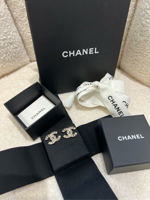 全新 買回只有收藏。Chanel 超美香奈兒雙c 珍珠耳針 logo耳環， 現貨。商品親自拍照，歡迎面交保真品。