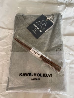 2019 KAWS HOLIDAY JAPAN 日本站 T恤 L + XX 限定筷子 +兩套一組