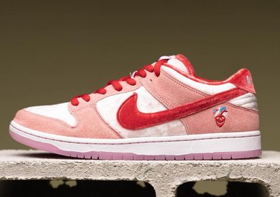 sb dunk low strange love