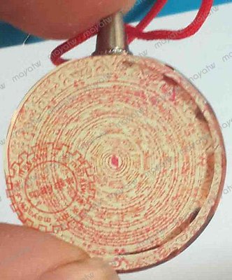 (RELI-U_0289) 大白傘蓋佛母壇城咒輪掛件，直徑2.5cm合成水晶掛件黃底紅字