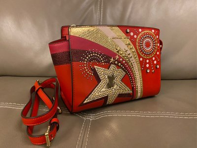 Michael Kors 紅色 中款，鉚釘造型 星星 寶石裝飾 可以肩背/手提包， 喜氣 ， 很美，送人自用都不錯， 有原廠防塵袋