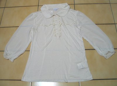 IRIS艾莉詩M號,全新有吊牌,米白色+寶石光澤扣子.荷葉滾邊,七分袖上衣