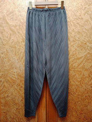 全新【唯美良品】BONITTA 灰色三宅風褶皺造型長褲~ C428-8907.