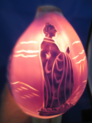(貝殼)貝殼雕刻佛光山大佛小夜燈—天然豬馬貝精雕, 淡紫色光采 , 協助您編織藍色夢!