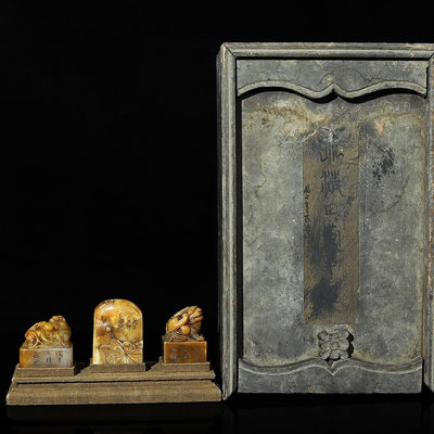 珍藏木盒壽山石雕刻螭龍、瑞獸、蓮花魚印章，印章從左到右尺寸分別為:3.9×3.9×4厘米、 古玩 擺件 古董【古韻今風】626