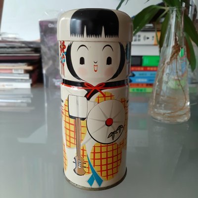 【MarsC】1990年代日本森產業株式會社kokeshi doll人形人偶木偶造型茶罐.圓柱形空鐵盒