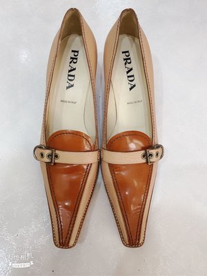 義大利精品名牌PRADA 米色皮帶扣環造型牛皮尖頭低跟女鞋