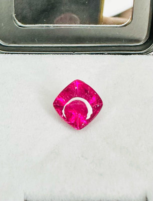 天然絕地紅寶碧璽 5.60克拉 可愛糖包山切工設計（寶格麗珠寶常用的切工）整顆散發霓虹光芒 像是一顆霓紅色小燈泡 非常美 送台大寶石鑑定證書