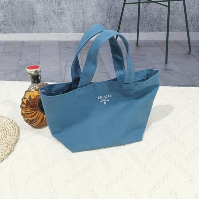 Prada VIP漂亮贈品禮🎁 手提包 手提袋 方便實用！便當袋 水餃包 高級贈品包 高級灰藍 貴氣休閒