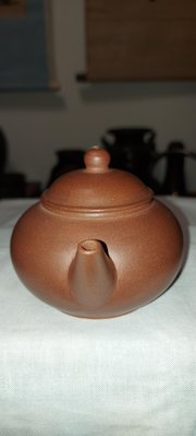 早期紫砂標準壺，底款：中國宜興，蓋內款：梅云，約長13.5×寬8.5×高7.3公分（12杯型）