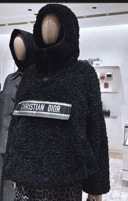 CD  Dior 黑百搭 經典色⋯  真品 超級可愛的羊羔毛毛連帽T 外套 衝鋒衣，皮草設計。現貨，Size：S，平常M可以哦。保證真品