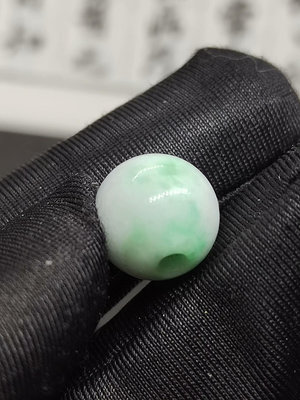 清代時期老翡翠朝珠珠子，果綠，全品無磕無裂，有料子自帶石紋，10803